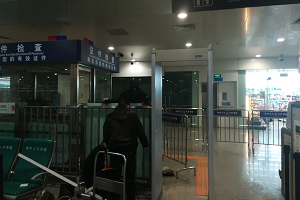 維和時(shí)代安檢門(mén)廠(chǎng)家為深圳機場(chǎng)汽車(chē)站供應金屬探測安檢門(mén)[圖]