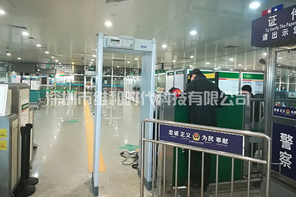 維和時(shí)代安檢門(mén)廠(chǎng)家為深圳機場(chǎng)汽車(chē)站供應金屬探測安檢門(mén)[圖]