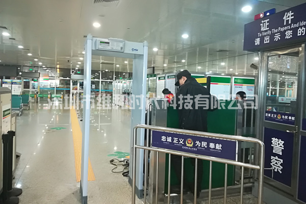 維和時(shí)代安檢門(mén)廠(chǎng)家為深圳機場(chǎng)汽車(chē)站供應金屬探測安檢門(mén)[圖]