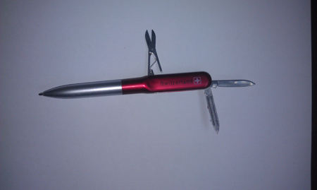 新疆烏魯木齊機場(chǎng)安檢門(mén)把關(guān)通道致使小刀藏匿行李包[圖]