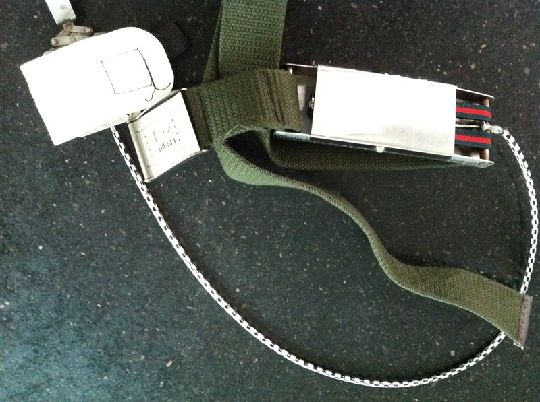 廣州機場(chǎng)CEIA進(jìn)口金屬探測門(mén)安檢員攔截皮帶偷牌器[圖]