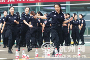 杭州蕭山機場(chǎng)HI-PE安檢門(mén)通道安檢員統一換新裝[圖]