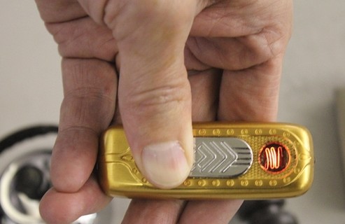 攜帶打火機上演障眼法終究難逃金屬安檢門(mén)掃描[圖]