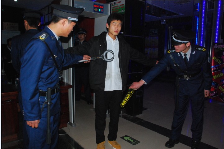 河南上蔡警方嚴查轄區公共娛樂(lè )場(chǎng)所安檢門(mén)制度落實(shí)情況[圖]