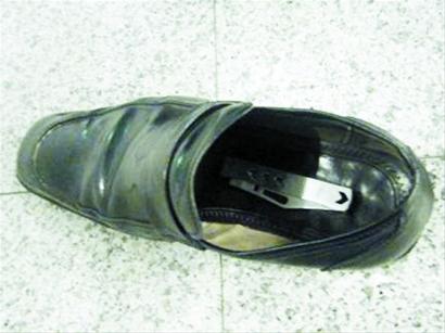 HI-PE把守青島機場(chǎng)安檢通道 藏刀男子傻了眼[圖]