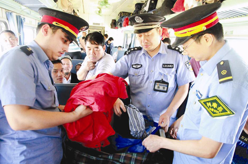 進(jìn)口HI-PE安檢門(mén)與行李安檢機共同把關(guān)烏魯木齊鐵路安檢[圖]