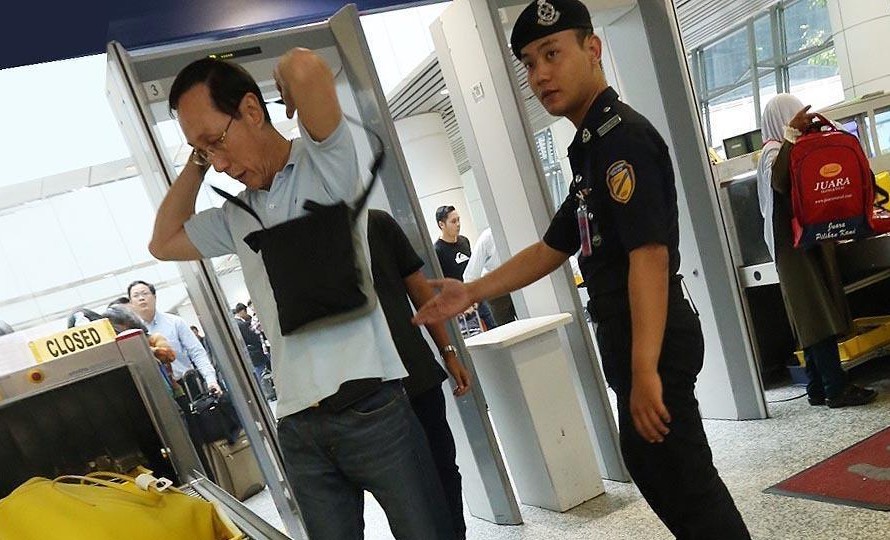 吉隆坡機場(chǎng)安檢門(mén)檢測通道安保形同虛設[圖]