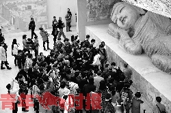敦煌臥佛展出引客流井噴 兩臺安檢門(mén)不敵檢測壓力[圖]