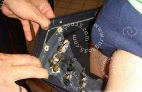 美國男子褲內藏66只活鳥(niǎo)欲走私 安檢門(mén)通道遭攔截[圖]