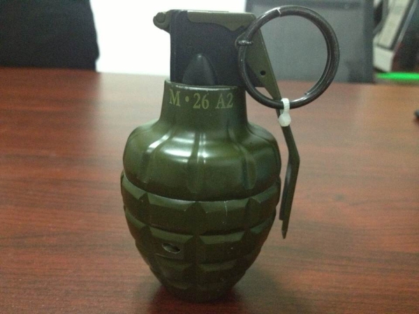 機場(chǎng)安檢機檢測標準高   新疆博樂(lè )發(fā)現手雷式打火機[圖]