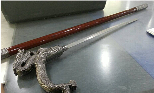 青島機場(chǎng)X光機發(fā)現藏劍 金屬安檢門(mén)威懾力強[圖]