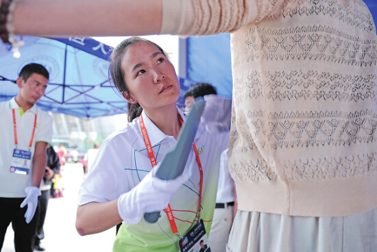 安檢門(mén)檢測員每日下蹲2000次把關(guān)第四屆亞歐博覽會(huì )[圖]