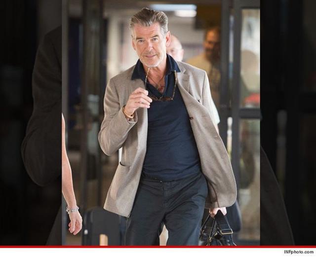 布魯斯南攜刀上飛機過(guò)金屬安檢門(mén)被攔