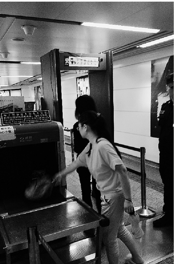 夏天小偷頻出沒(méi)，地鐵站裝上安檢門(mén)