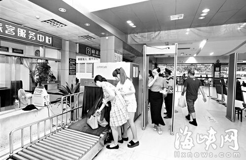 福州汽車(chē)北站增設安檢門(mén) 旅客、行李逢過(guò)必檢(組圖)