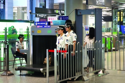 乘客須過(guò)安檢門(mén) 警方呼吁配合[圖]