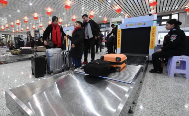 安檢門(mén)檢查口把關(guān)火車(chē)站安全 女子檢漏抓現行