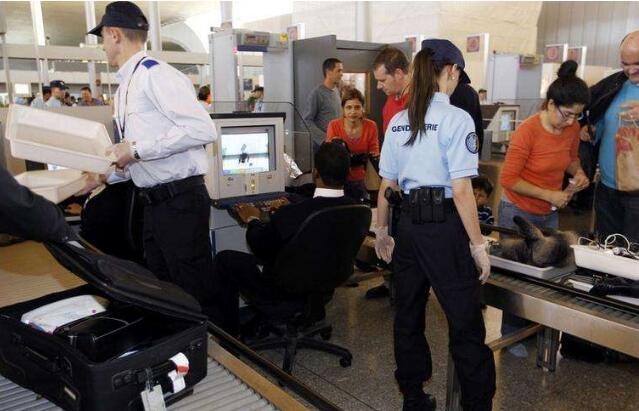 烏機場(chǎng)分公司安檢總站設立高端安檢門(mén)提升安檢水平