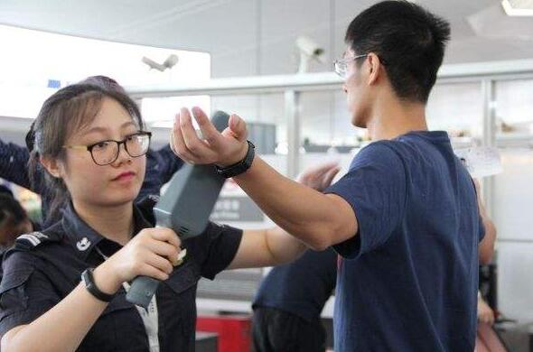 堅守空防安全，安檢門(mén)通道工作忙！