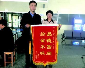 車(chē)站安檢門(mén)檢測很重要：女士將包遺落車(chē)站日照車(chē)站安檢處！