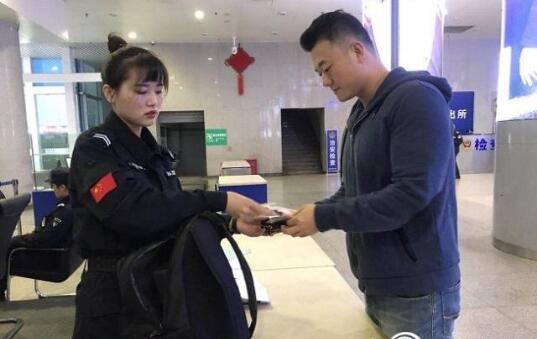 安檢門(mén)廠(chǎng)家：粗心乘客過(guò)安檢忘拿包安檢員緊急尋人送還！