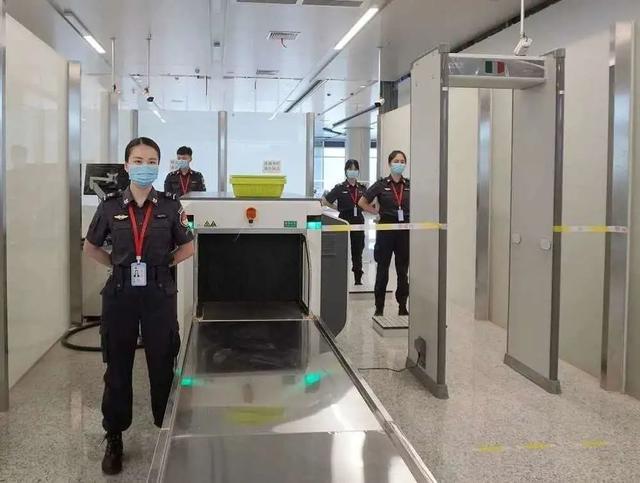 玉林機場(chǎng)安檢門(mén)檢測口探測發(fā)現危險物品[圖]