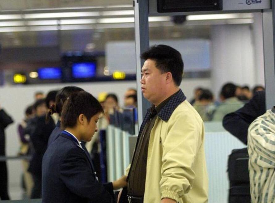 小知識：身上有鋼板能坐飛機通過(guò)安檢門(mén)的檢測？