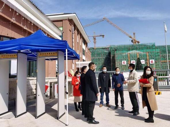 昆山愛(ài)心企業(yè)為學(xué)校捐贈紅外線(xiàn)測溫安檢門(mén)[圖]