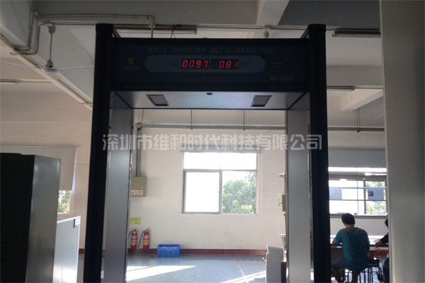 學(xué)校安檢門(mén)檢測方案：測溫安檢門(mén)配套手持金屬探測器保安全
