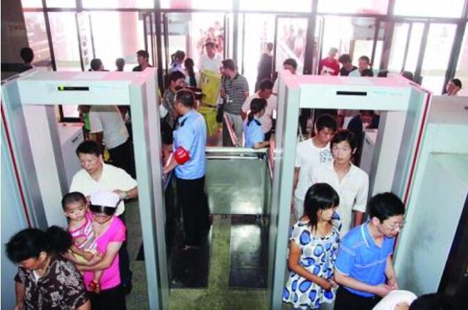 粗心旅客過(guò)唐山火車(chē)站安檢門(mén)通道遺落萬(wàn)元現金背包[圖]