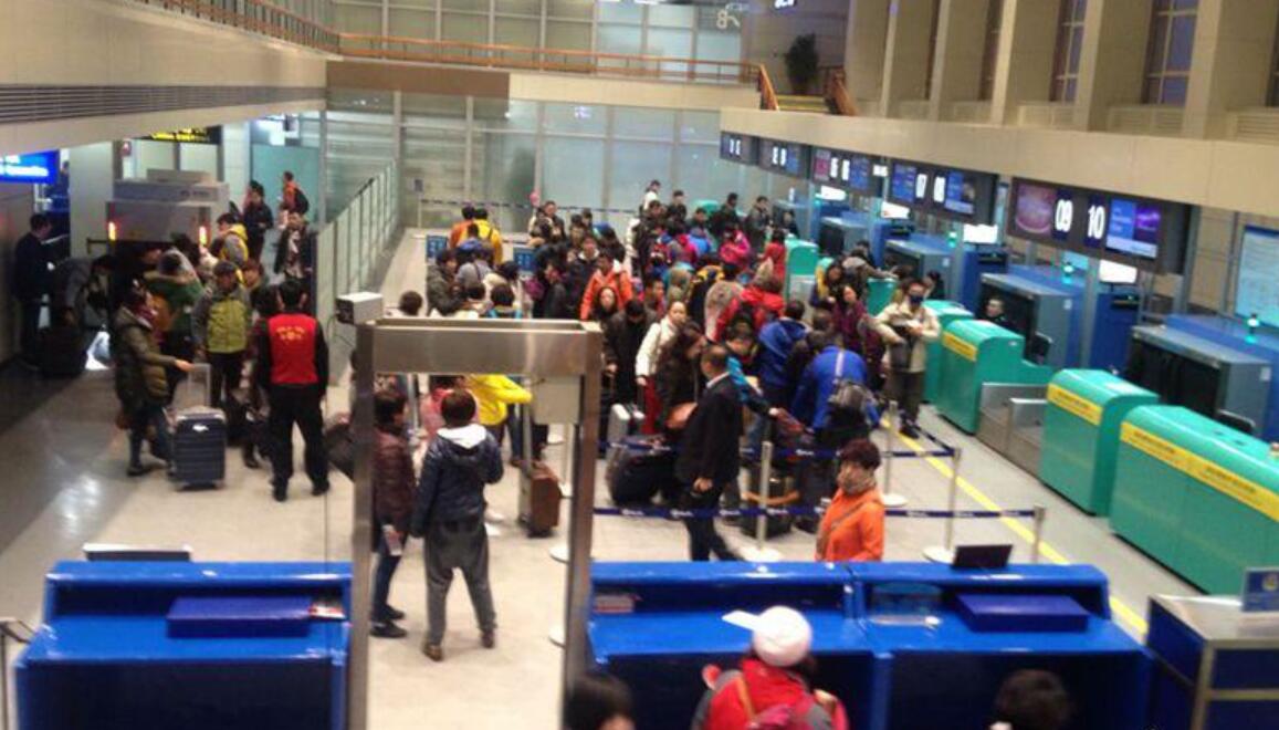 哈爾濱太平國際機場(chǎng)安全檢查站金屬探測安檢門(mén)通道發(fā)現3個(gè)打火機[圖]