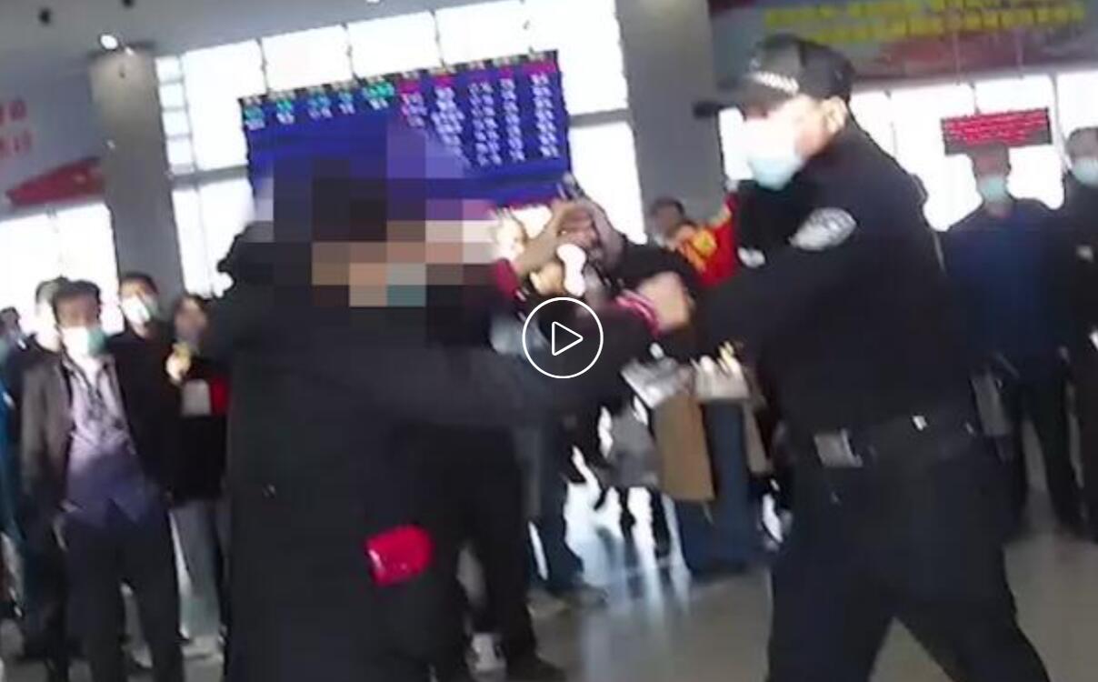 江蘇昆山火車(chē)站安檢門(mén)檢測發(fā)現女子攜帶違禁刀具[圖]